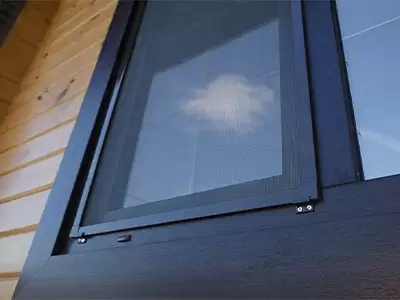 Черная рамочная москитная сетка на окно