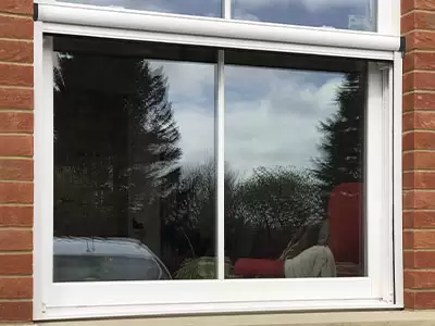 Роллетная москитная сетка на окно в английском стиле