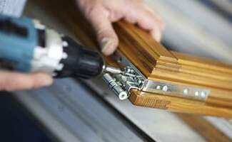 Замена фурнитуры деревянных окон